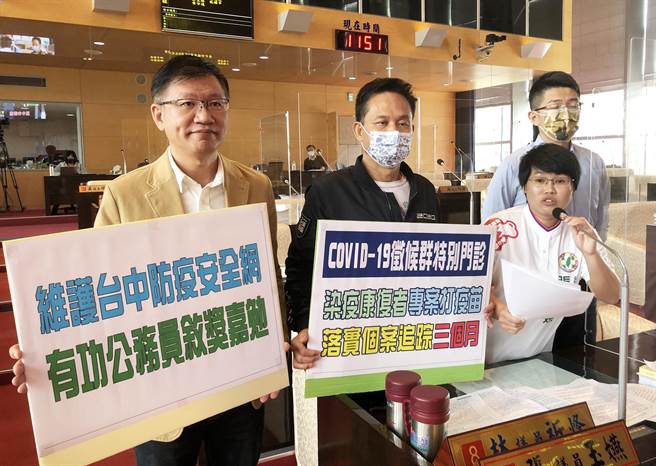 市議員張玉嬿(左三)等人，今天為染疫康復者請命，要求衛生局協請醫院闢建特別門診提供整合性照護服務，專案辦理疫苗施打落實個案追蹤3個月。（陳世宗攝）