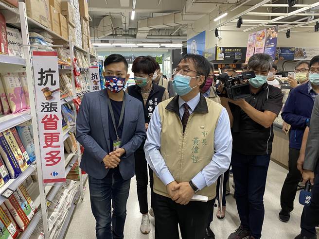民生物資紛紛上漲，台南市長黃偉哲視察家樂福賣場，宣導鼓勵更多大賣場設置平價特惠專區。(曹婷婷攝)