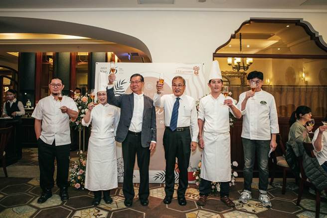 高雄市农业局长张清荣（右三）、帕莎蒂娜法式餐厅董事长许正吉（左三）率主厨们举杯致意。（高雄市农业局提供／林雅惠传真）