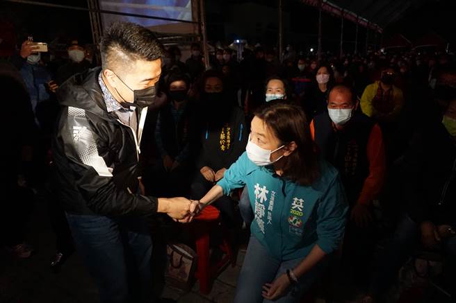 圖為顏寬恒（左）與對手同場參加晚會活動，並主動握手致意，林靜儀（右）也面帶微笑起身打招呼。（資料照/王文吉攝）