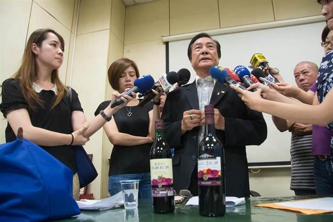 高雄知名制酒公司国本制酒董事长林金顺被国税局补课4亿1851万余元的菸酒税与营利事业所得税，但林金顺拒缴，16日遭行政执行署高雄分署声请管收获准。（本报资料照片）