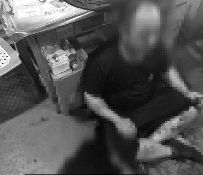 西螺果菜市场发生搬运工行车纠纷砍杀事件，被害者表情木然，现场血迹斑斑。（民眾提供）