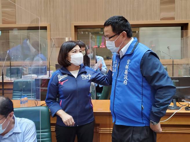 云林县议会今日总质询会后，县长张丽善（左）会后向汪令尧致意安慰，她强调她没看到他被罚站，如果她知道官员被罚站，她一定会要求议员先让官员坐下她才接受质询。（周丽兰摄）