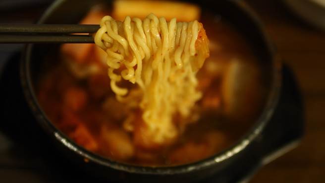 泡麵怎么吃最好吃？网友不藏私泡麵密技，引起网友热议。(示意图/达志影像)
