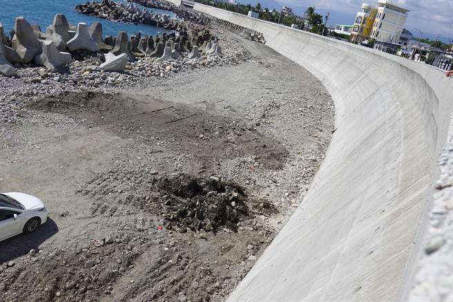 台東富岡漁港外環道路東56線日前舉行通車典禮，今遭民眾檢舉施工單位就地掩埋廢棄物。（蔡旻妤攝）