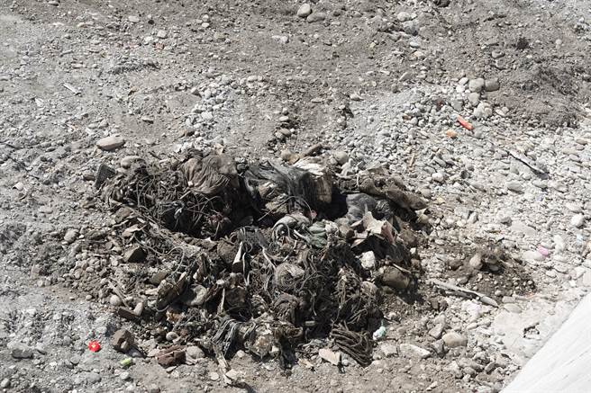 台東富岡漁港外環道路東56線日前舉行通車典禮，今遭民眾檢舉施工單位就地掩埋廢棄物。（蔡旻妤攝）