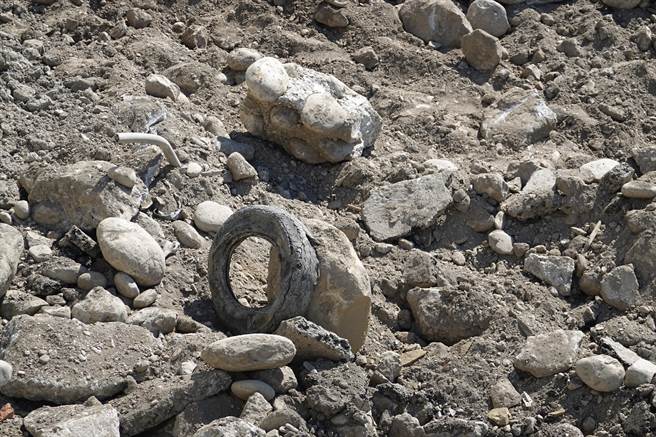 台東富岡漁港外環道路東56線日前舉行通車典禮，今遭民眾檢舉施工單位就地掩埋廢棄物。（蔡旻妤攝）
