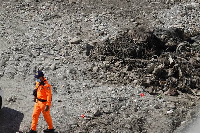 台東富岡漁港外環道路東56線日前舉行通車典禮，今遭民眾檢舉施工單位就地掩埋廢棄物。（蔡旻妤攝）