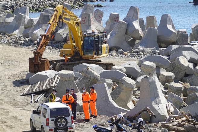 台東富岡漁港外環道路東56線日前舉行通車典禮，今遭民眾檢舉施工單位就地掩埋廢棄物。（蔡旻妤攝）