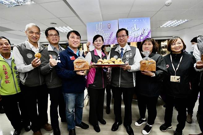 桃園市長鄭文燦於17日記者會上也加強推銷仙草凍、仙草餅乾及今年新推出的仙草吐司、仙草小餐包等新產品。（桃園市政府農業局提供／陳夢茹桃園傳真）