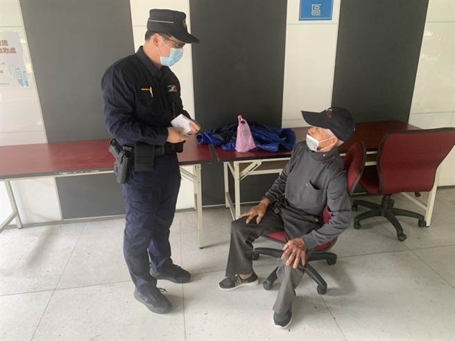 彰化邱姓老农直奔新北市警局，员警告知他遇到诈骗集团。（警方提供）