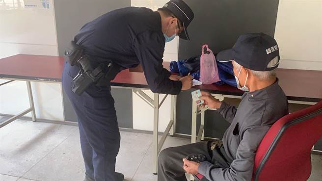 彰化邱姓老农直奔新北市警局，员警告知他遇到诈骗集团。（警方提供）