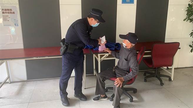 彰化邱姓老农直奔新北市警局，员警告知他遇到诈骗集团。（警方提供）