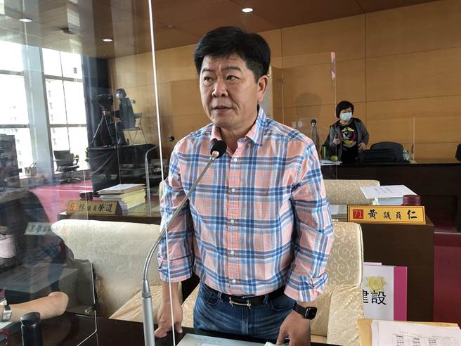 市議員陳政顯今天在市議會質詢說，衛生局配合稽查一定要嚴格執行規定，不但業者身上要攜帶黃卡，消費者也要帶黃卡避免造成防疫的「破口」。（陳世宗攝）