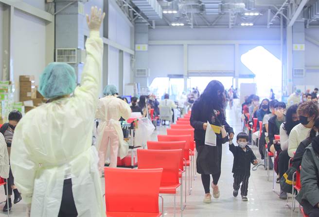 國內首份混打報告出爐，AZ混打莫德納的抗體，比打2劑AZ更好。（張鎧乙攝）