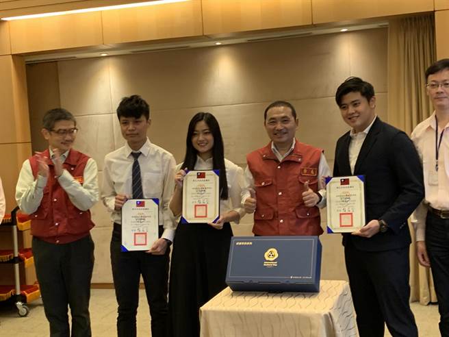 大學生協助解決城市問題 新北市贈公共服務行動包。（葉德正攝）