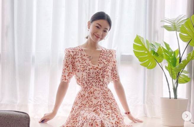 主播出身的周嘉仪，在网上拥高人气。（图／取材自周嘉仪Instagram）