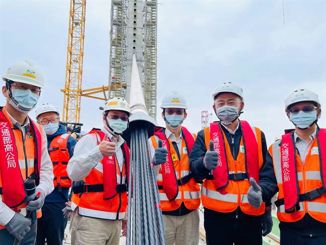 杨镇浯县长至金门大桥主桥P48桥塔视察外置预力钢索上缆作业情形。（金门县府观光处提供）