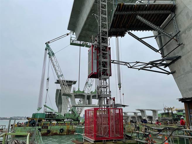 金门大桥深槽区桥塔施工与上构节块吊装作业情形。（金门县府观光处提供）