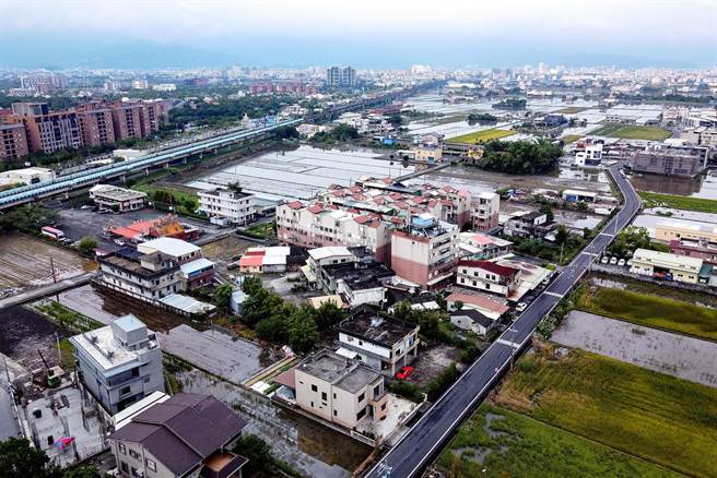 高铁宜兰站交通部提出「地方折衷案」，地点位于县政中心以南、兰阳溪以北，图为该地区空拍照。（李忠一摄）