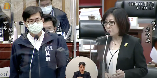 高市民族国小家长会向高市议员康裕成陈情，抱怨学校旁大楼工地施工噪音严重影响学生受教权。市长陈其迈答询时表示，要求工地本周提出改善方案，否则下周一停工。（柯宗纬翻摄）