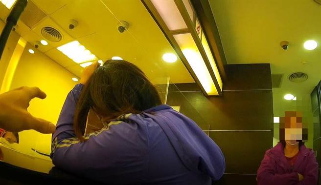 陳姓女子認識一名網友，宣稱可幫忙投資，她前往銀行欲匯款44萬元，幸經行員報警阻詐成功。（警方提供）