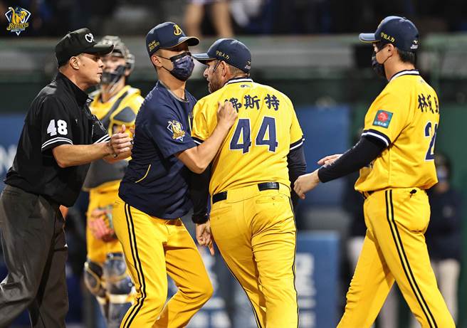 中信兄弟投手教练佛斯特因不满主审好球带遭驱逐出场。（中信兄弟提供）