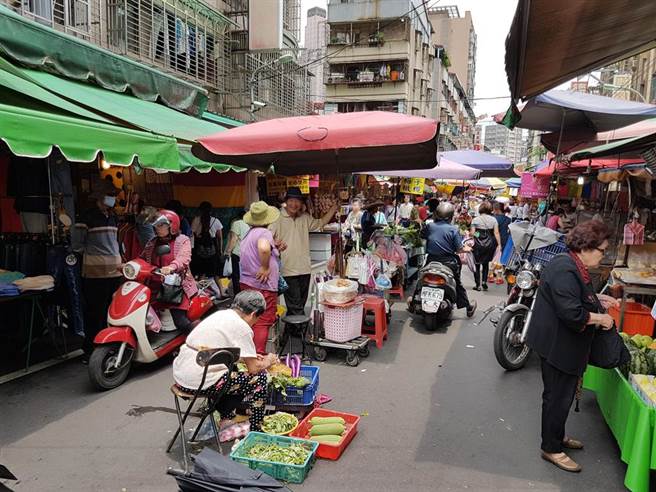 1名「刺龙刺凤」的凶狠男子在路上与1名中年妇人发生擦撞并争执，眼见男子作势攻击，妇人竟一把从菜篮中掏中白色长长的「山药」朝对方安全帽猛捶。（资料照）