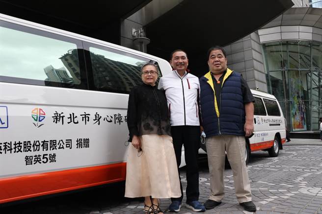 林宴臨和太太陳惠英今再度捐贈2輛復康巴士給新北市政府，市長侯友宜受贈感謝。（新北市社會局提供）