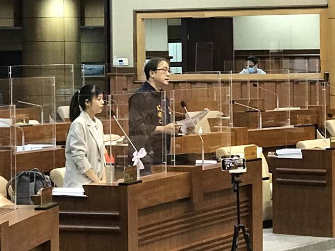 市議員王醒之要求市長林右昌勇敢做決定，說出基隆捷運哪個方案好。（陳彩玲攝）