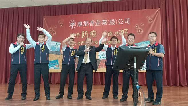 康那香企業董事長戴榮吉（中）熱情與在地6個區長高歌一曲。（張毓翎攝）