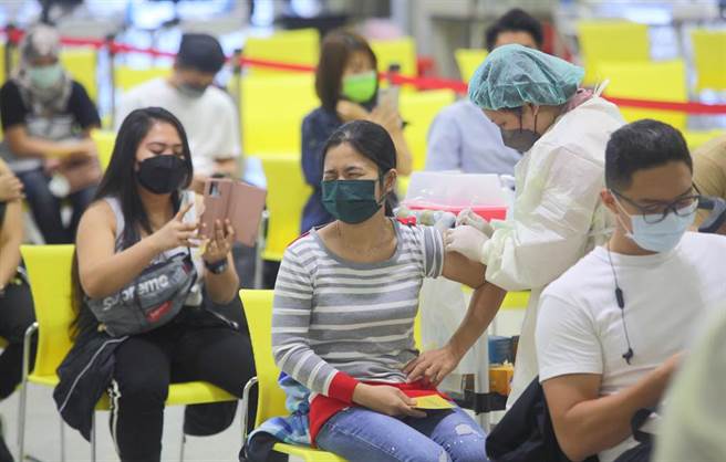 一位民眾17日在台北花博接種站施打AZ疫苗，神情顯得痛苦。（張鎧乙攝）
