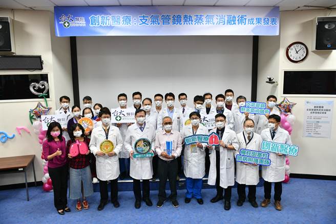 新竹台大分院新竹医院引进支气管镜热蒸气消融术，病友高先生（前中）17日到新竹台大分享治疗心得。（邱立雅摄）