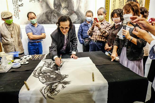 国画大师李登胜现场挥毫画锺馗。（罗浚滨摄）