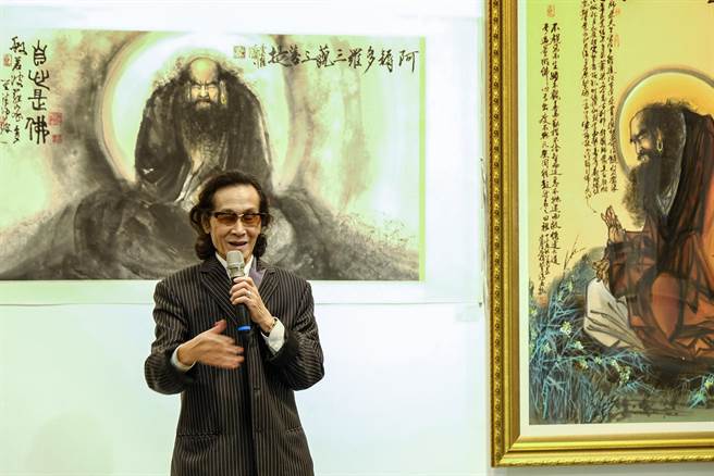 国画大师李登胜说，有些油画家不看水墨书画，有些水墨画家不看油画、素描，这都是错的。（罗浚滨摄）