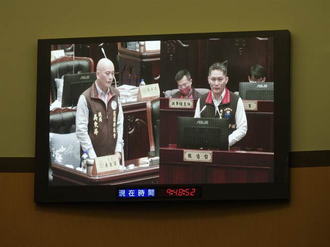 花莲县内公寓大楼约700栋，仅3分之一成立管理委员会，县议员吴东升建议县府暂时代管，协助装设基本消防设备，赶在中央修法前，拟定自治条例规范。（罗亦晽摄）