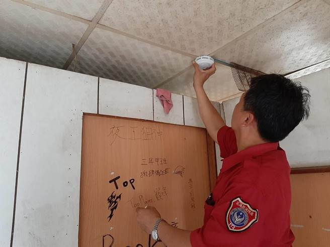 针对花莲县内老旧大楼弱势住户，消防局表示，若大楼状况危急，无法立即改善消防设备，将协助在重要通道等公共楼层区域，装设独立式「住宅用火灾警报器」。（花莲县消防局提供／ 罗亦晽花莲传真）