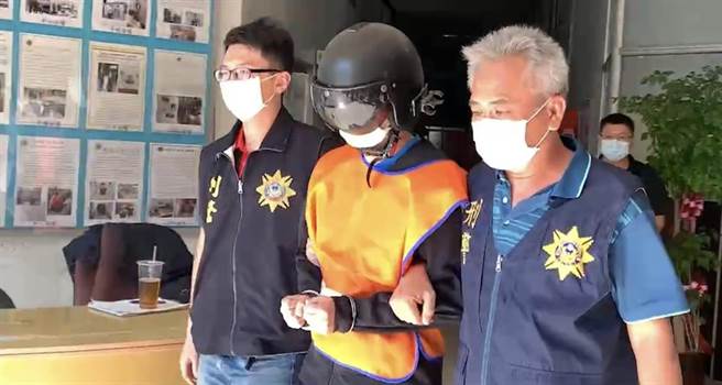 涉嫌潜入高雄左营海军军区的前陈姓少校军官（中），被移送桥头地检署复讯。（翻摄照片／洪靖宜）