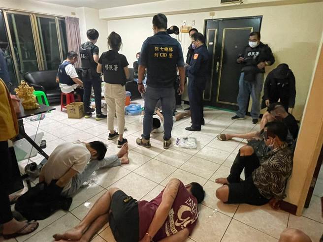 保七刑警大队在云林斗六一处大楼内，逮捕7名负责搬运珍贵林木的越南籍移工。（图／保七总队提供）