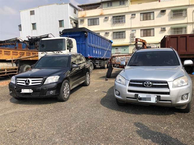 林姓主嫌利用宾士轿车以及RAV4四轮传动车运送盗伐得来的珍贵林木。（图／保七总队提供）