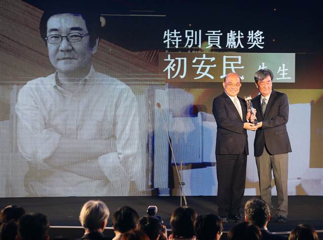 第45屆金鼎獎頒獎典禮17日舉行，行政院長蘇貞昌（左）將特別貢獻獎頒給初安民（右）。（范揚光攝）