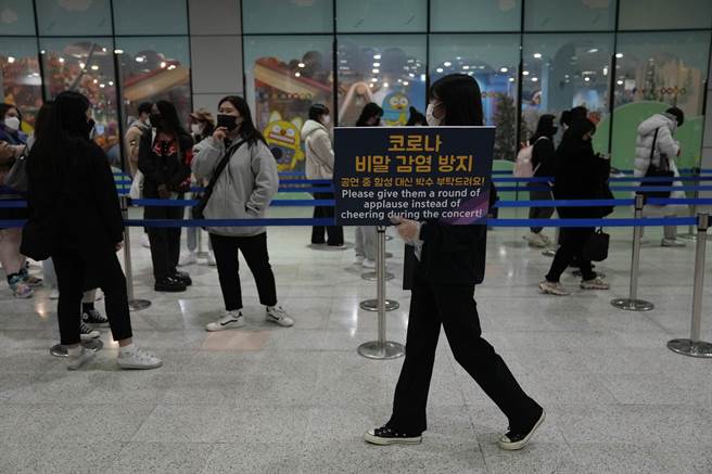 韩国单日确诊人数再次突破3000例，创下疫情爆发以来次高纪录。(图／美联社)