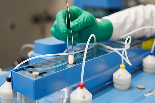 輝瑞藥廠正向美國當局申請COVID-19口服抗病毒藥物Paxlovid緊急授權。(圖／路透社)