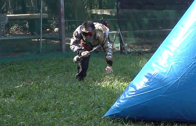 南投縣竹山鎮將於12月11日舉辦第7屆鎮長盃漆彈賽，鎮長陳東睦17日拍攝宣傳影片時，腳步不穩，直接趴在地上。（民