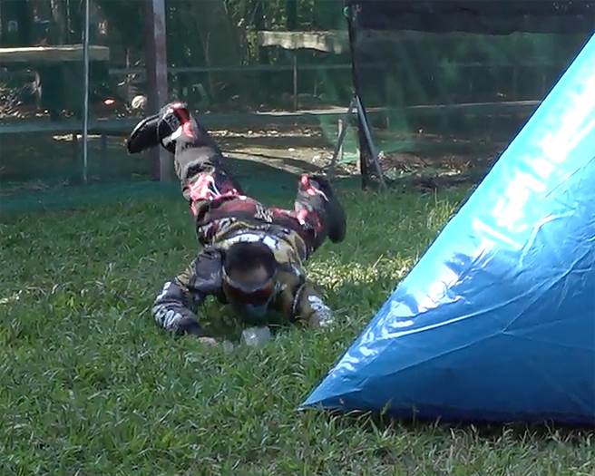 南投縣竹山鎮將於12月11日舉辦第7屆鎮長盃漆彈賽，鎮長陳東睦17日拍攝宣傳影片時，腳步不穩，直接趴在地上。（民眾提供／黃國峰南投傳真）