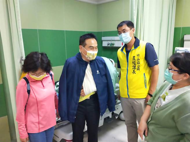 南投縣竹山鎮將於12月11日舉辦第7屆鎮長盃漆彈賽，鎮長陳東睦17日拍攝宣傳影片時，腳步不穩跌倒，肩頰骨脫臼，他表示是小傷，自己不小心，歡迎大家要踴躍來參加。（民眾提供／黃國峰南投傳真）