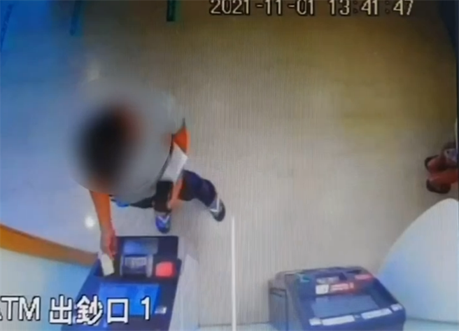張男到ATM前插卡輸入密碼後準備領錢，卻突然想起忘記拔車鑰匙轉頭離開。（翻攝照片／洪靖宜）
