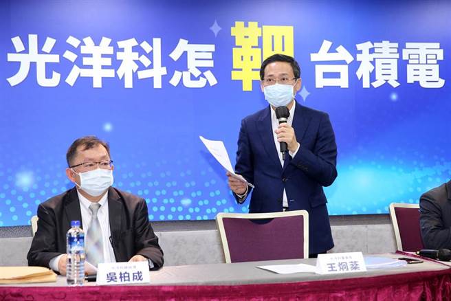 光洋科新任董事长王炯棻（右）17日亲上火线反击公司派的指控，强调没有台钢的专业技术，光洋科怎么可能成为台积电的供应链之一。左为光洋科新任总经理、台钢航太积层制造公司董事长吴柏成。（黄世麒摄）
