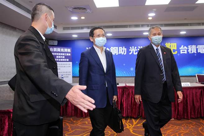 光洋科新任董事长王炯棻（中）17日亲上火线反击公司派的指控。（黄世麒摄）
