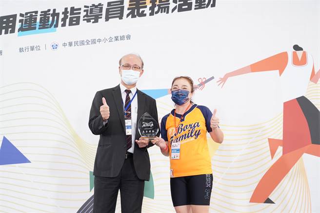 教育部次长林腾蛟（左）颁发感谢奖状予保瑞益邦制药代表张秀蓉。（体育署提供）